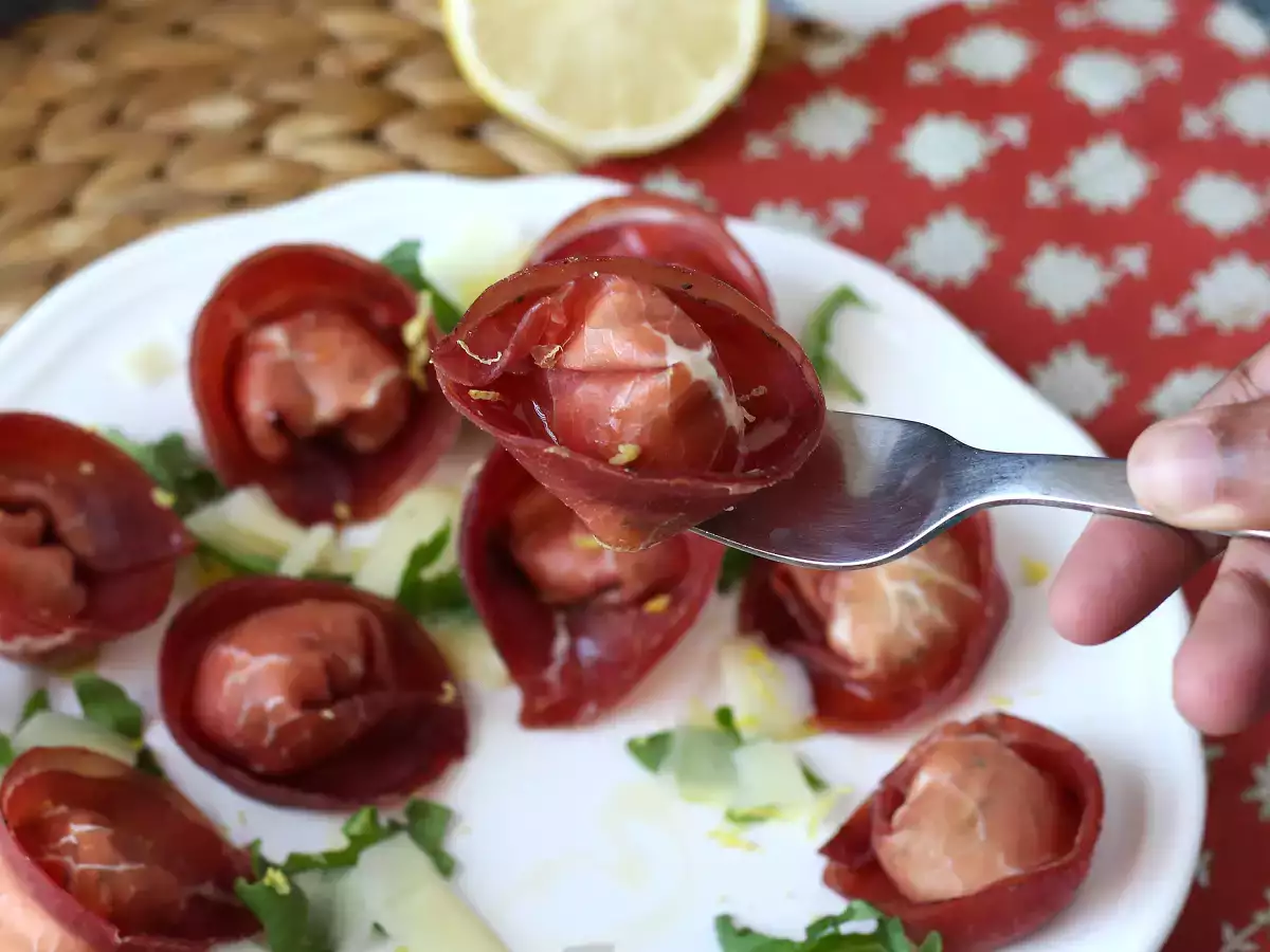 Bresaola tortelloni stuffed with arugula and ricotta cheese: tasty and ready in 10 minutes! - photo 2