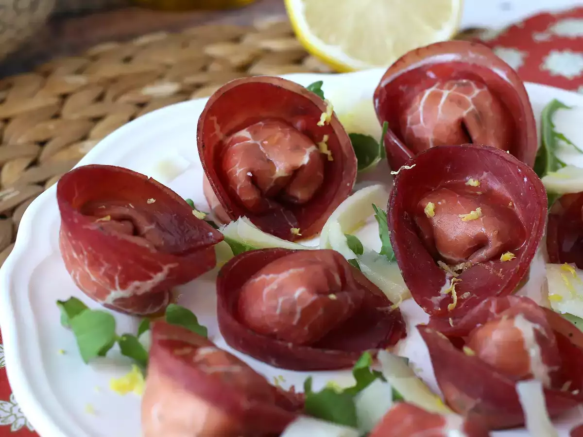 Bresaola tortelloni stuffed with arugula and ricotta cheese: tasty and ready in 10 minutes! - photo 3