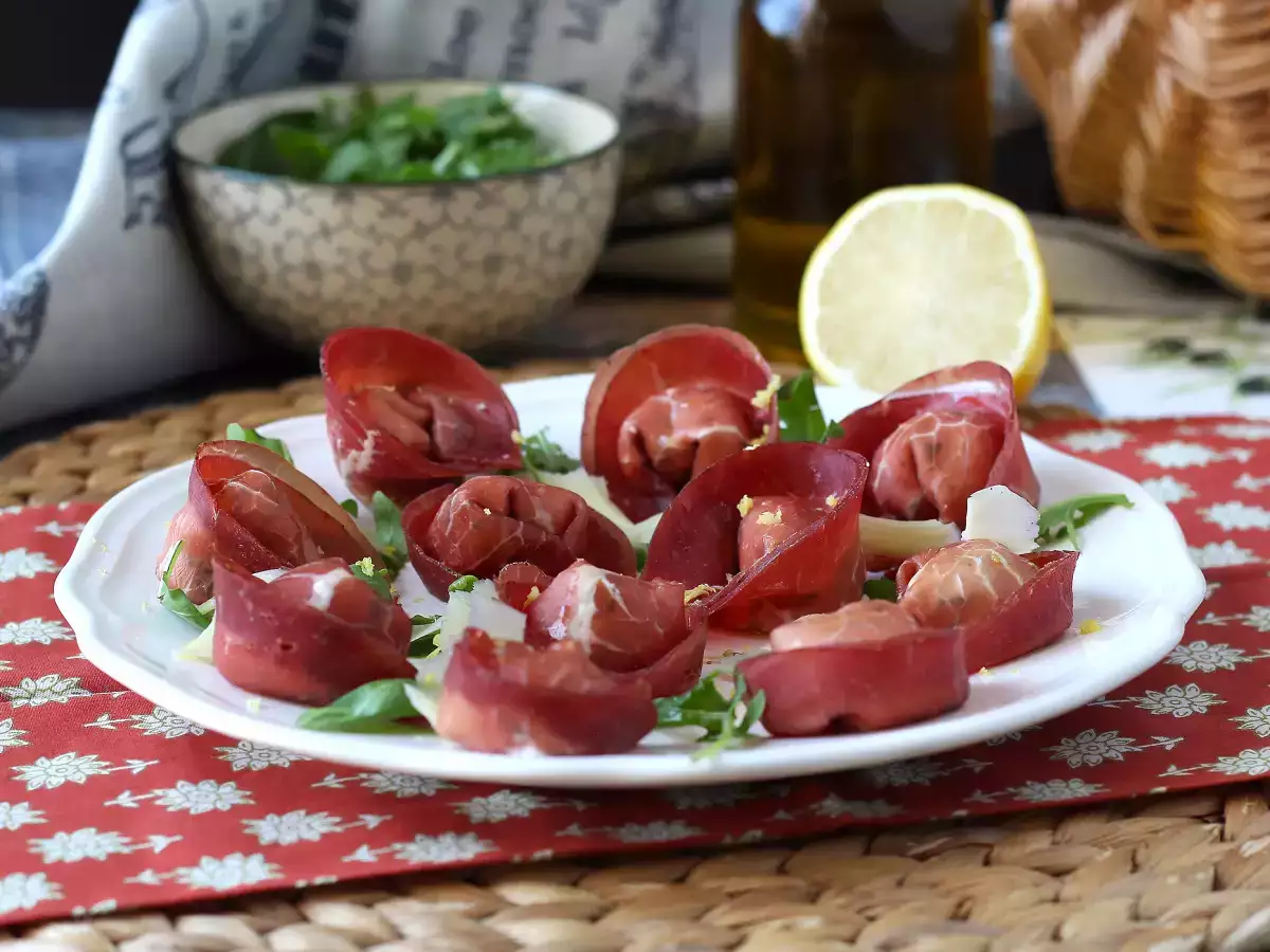 Bresaola tortelloni stuffed with arugula and ricotta cheese: tasty and ready in 10 minutes! - photo 4