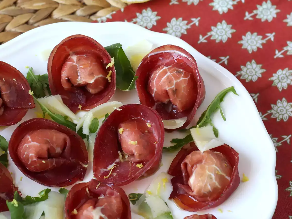 Bresaola tortelloni stuffed with arugula and ricotta cheese: tasty and ready in 10 minutes! - photo 5