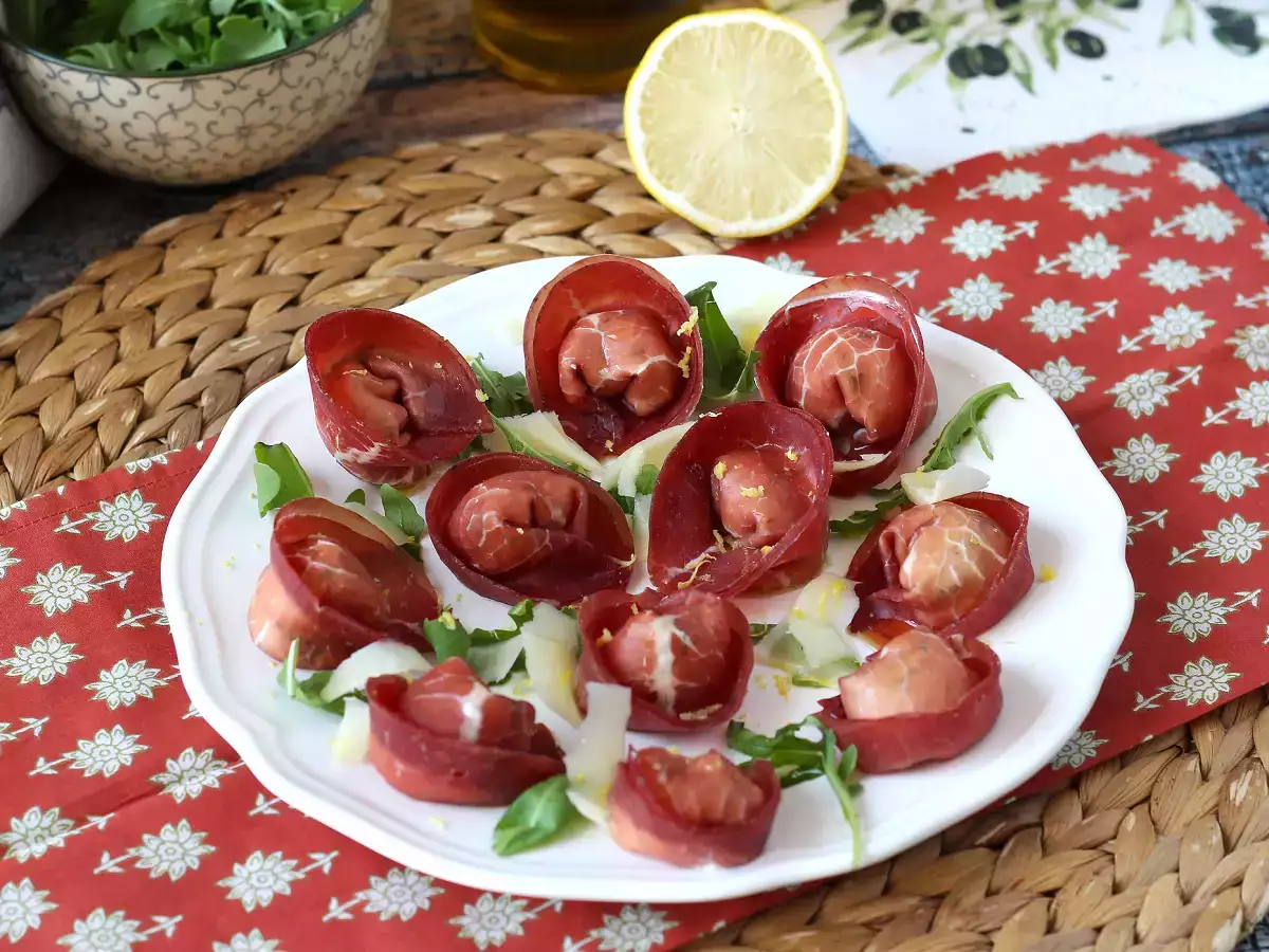 Bresaola tortelloni stuffed with arugula and ricotta cheese: tasty and ready in 10 minutes! - photo 6