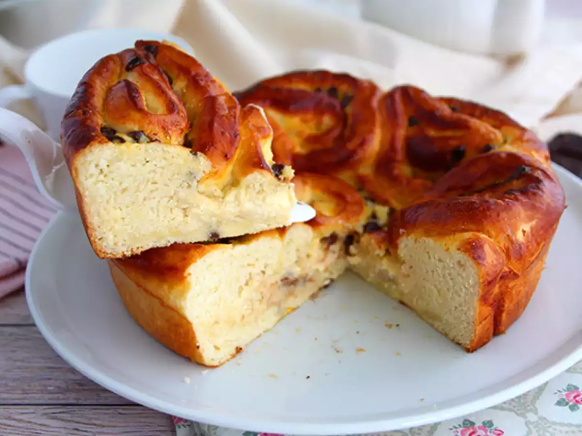 Brioche chinois filled with pastry cream and chocolate chips - photo 3