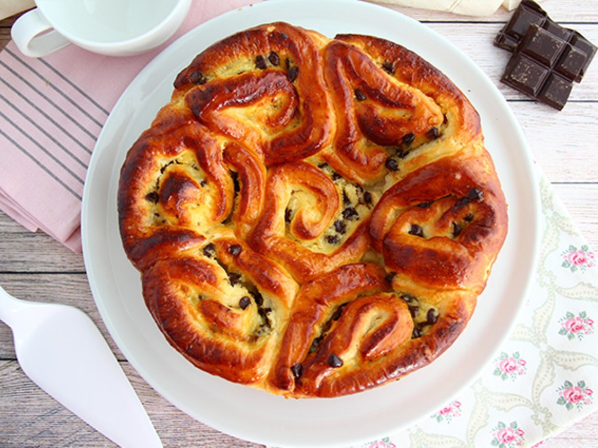 Brioche chinois, with vanilla custard and chocolate chips