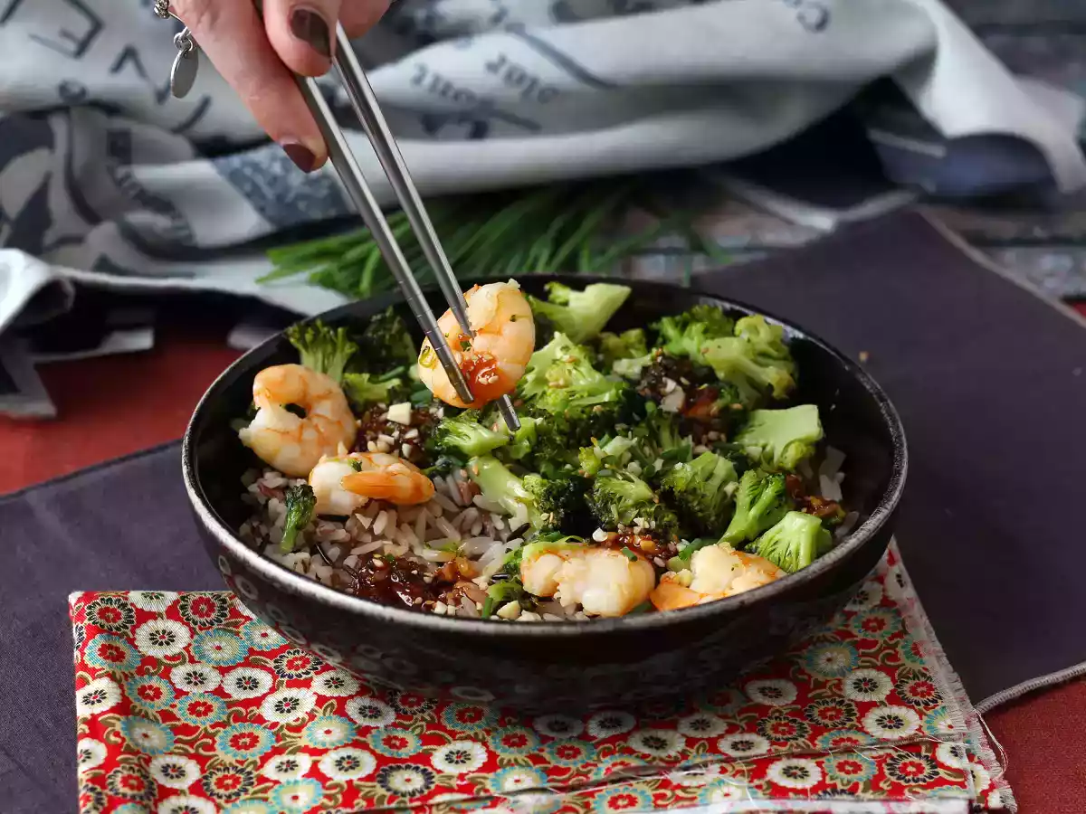 Broccoli and shrimp in korean spicy sauce - a simple, balanced and spicy meal served with rice