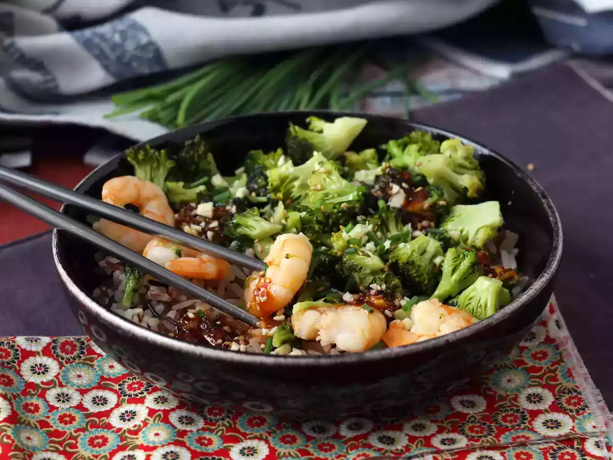 Broccoli and shrimp in korean spicy sauce - a simple, balanced and spicy meal served with rice - photo 3