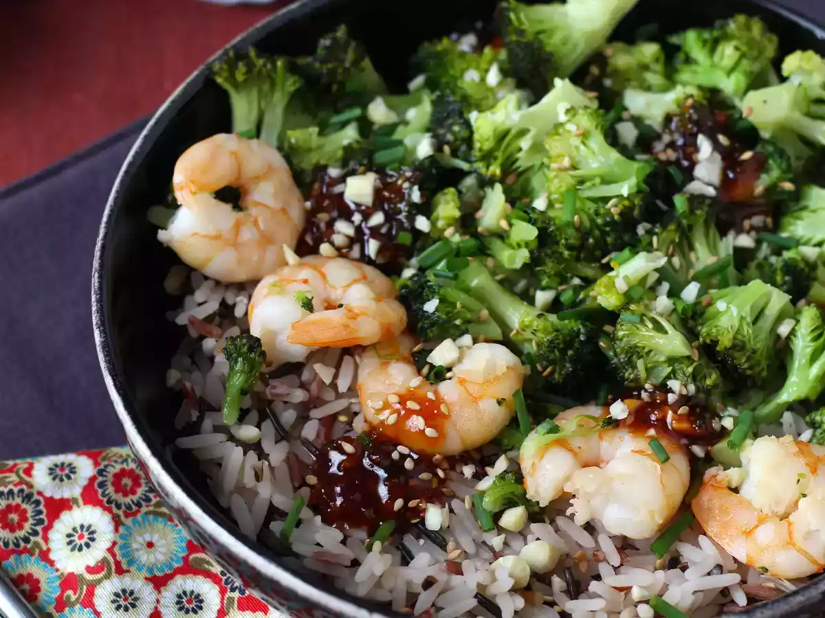 Broccoli and shrimp in korean spicy sauce - a simple, balanced and spicy meal served with rice - photo 4