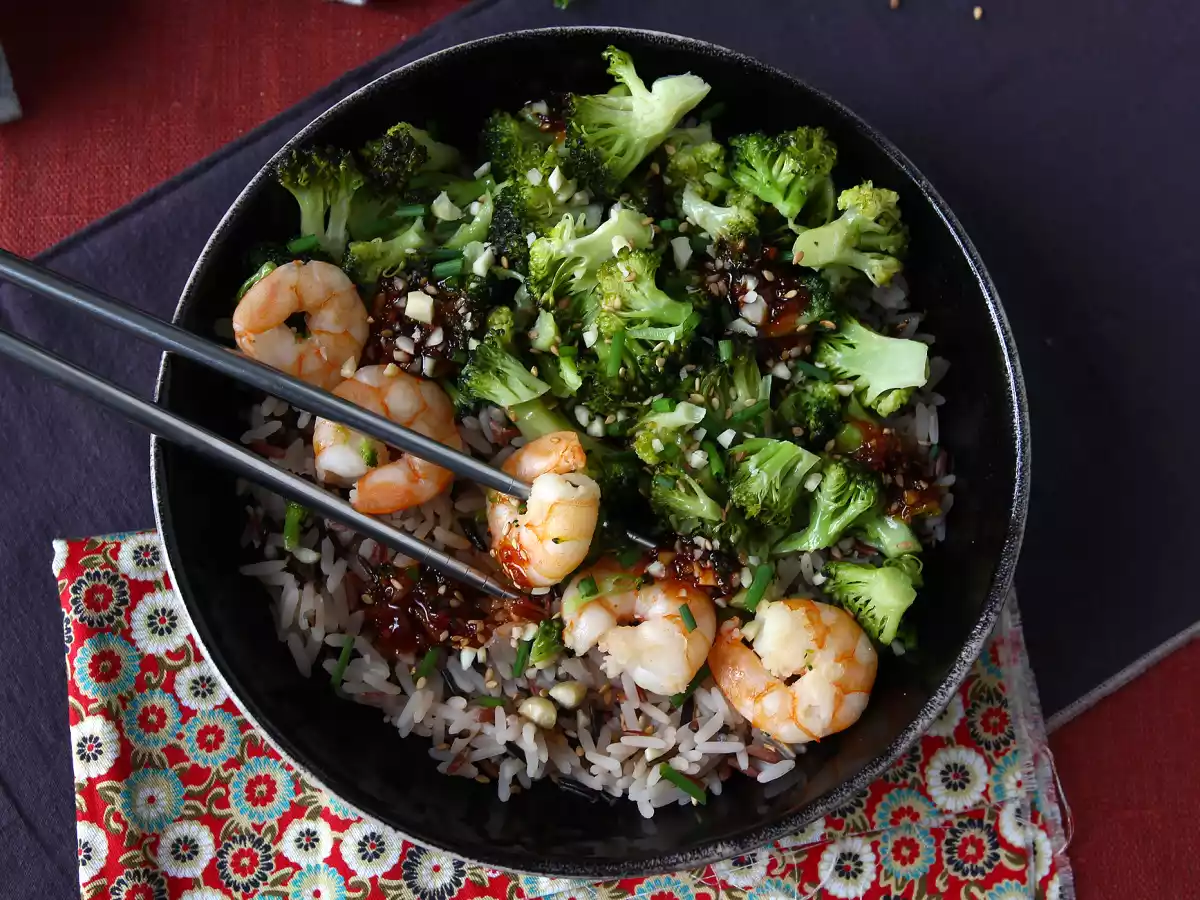 Broccoli and shrimp in korean spicy sauce - a simple, balanced and spicy meal served with rice - photo 5