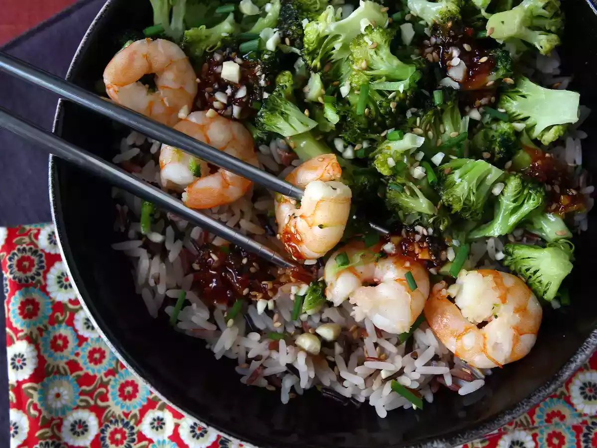 Broccoli and shrimp in korean spicy sauce - a simple, balanced and spicy meal served with rice - photo 6