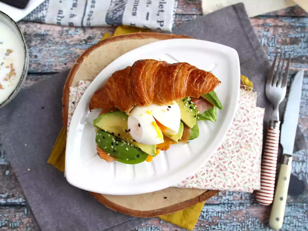 Brunch-style croissant sandwich - photo 2