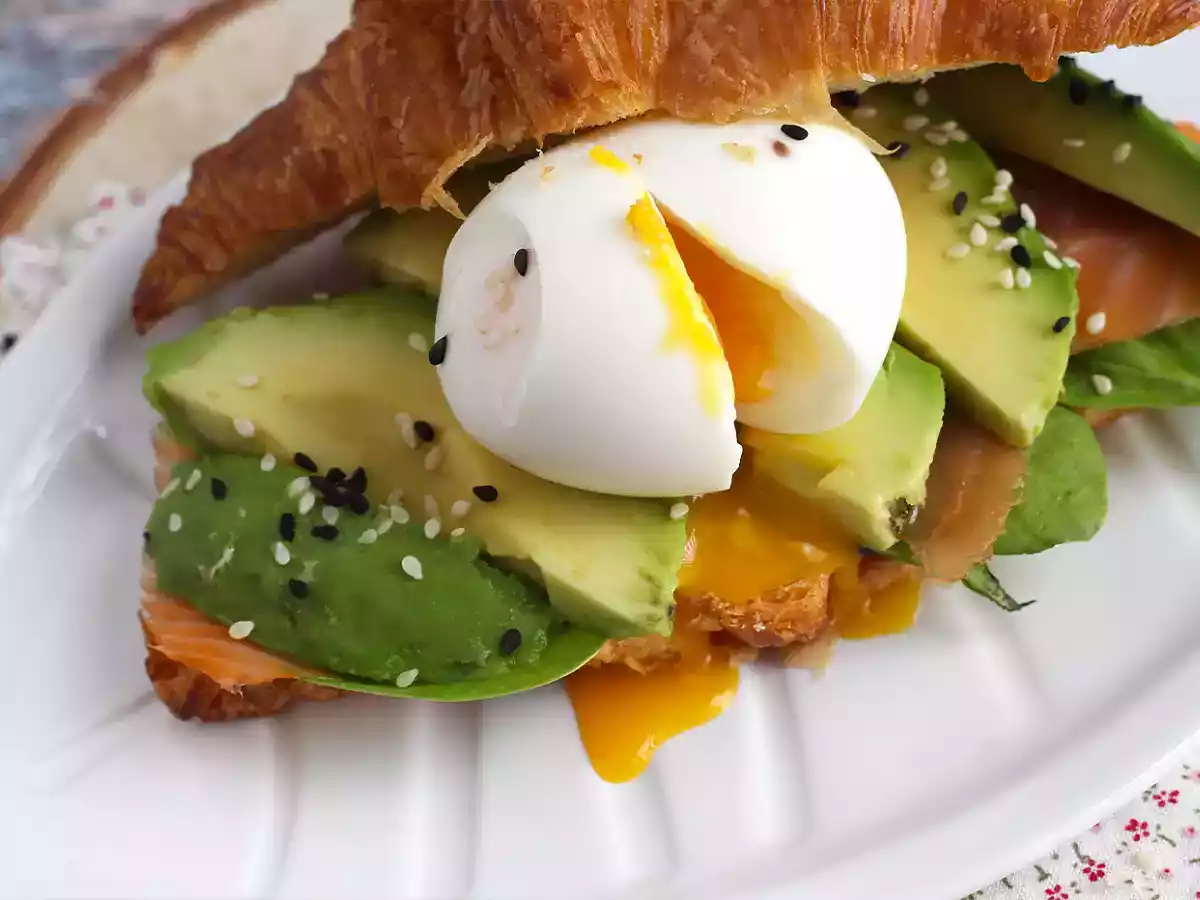 Brunch-style croissant sandwich - photo 3