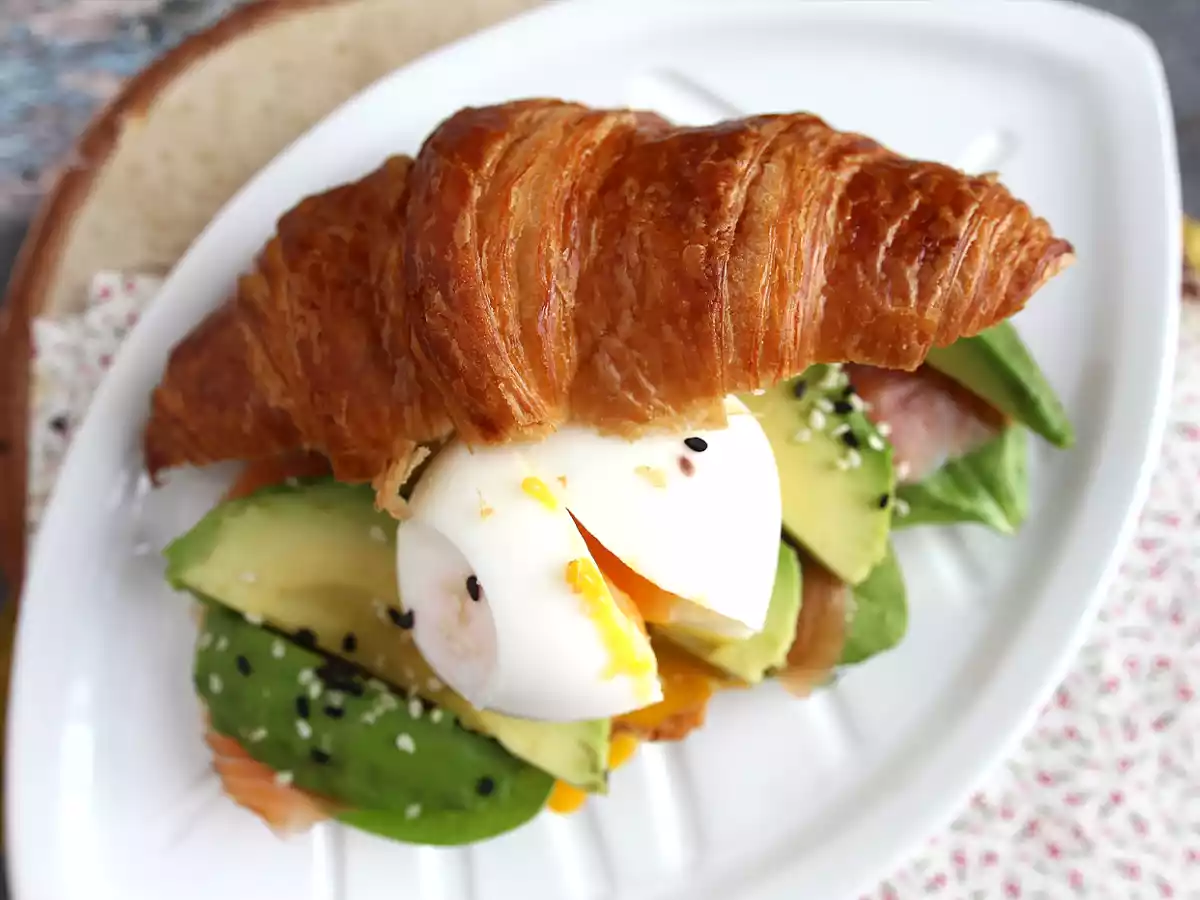 Brunch-style croissant sandwich - photo 4