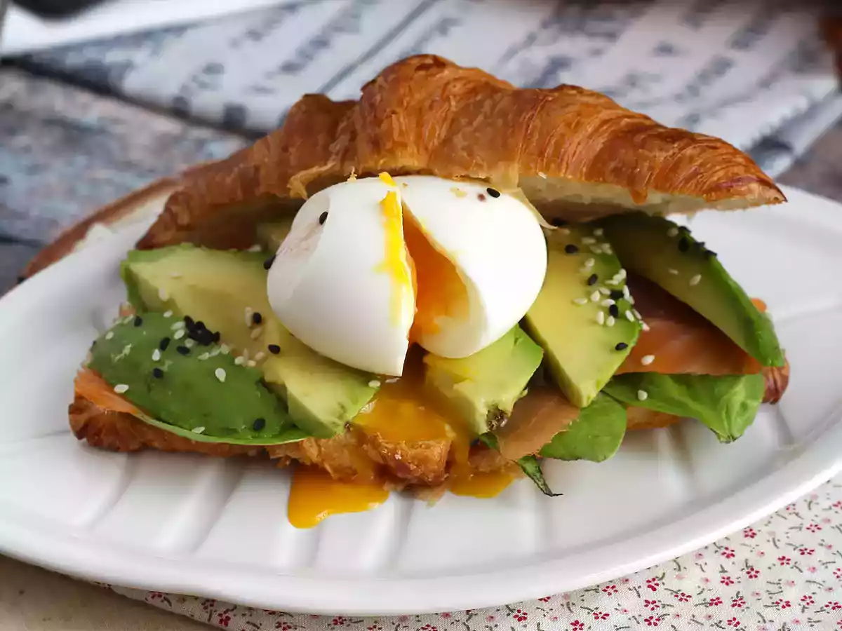 Brunch-style croissant sandwich - photo 5