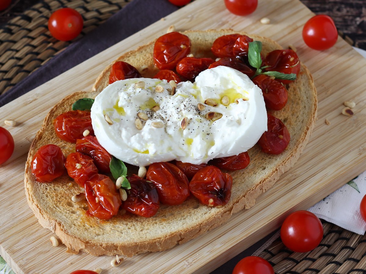 Bruschetta with roasted tomatoes and creamy burrata - photo 3