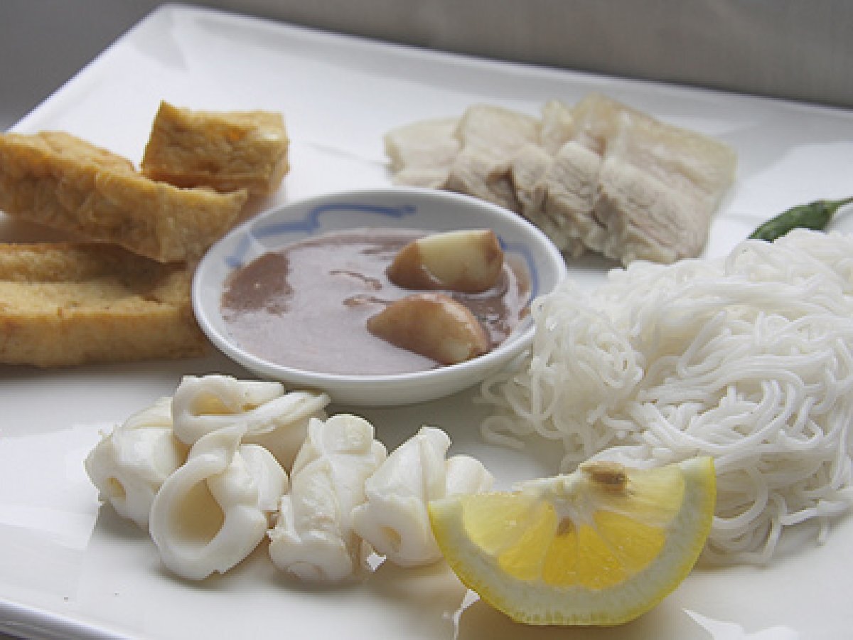 Bun Dau Mam Tom Shrimp Paste Sauce With Tofu Squid And Pork Belly Recipe Petitchef