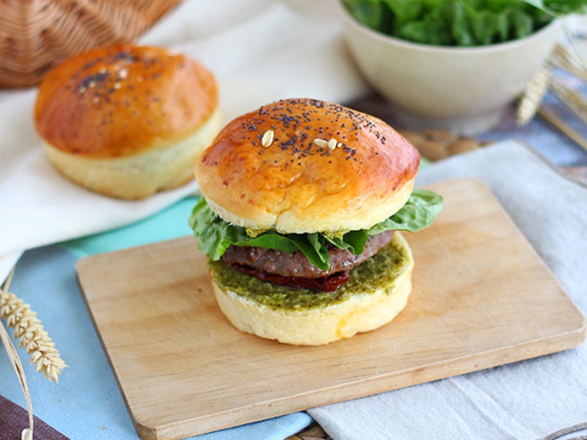 Burger Italian style : pesto, mozzarella and sundried tomatoes