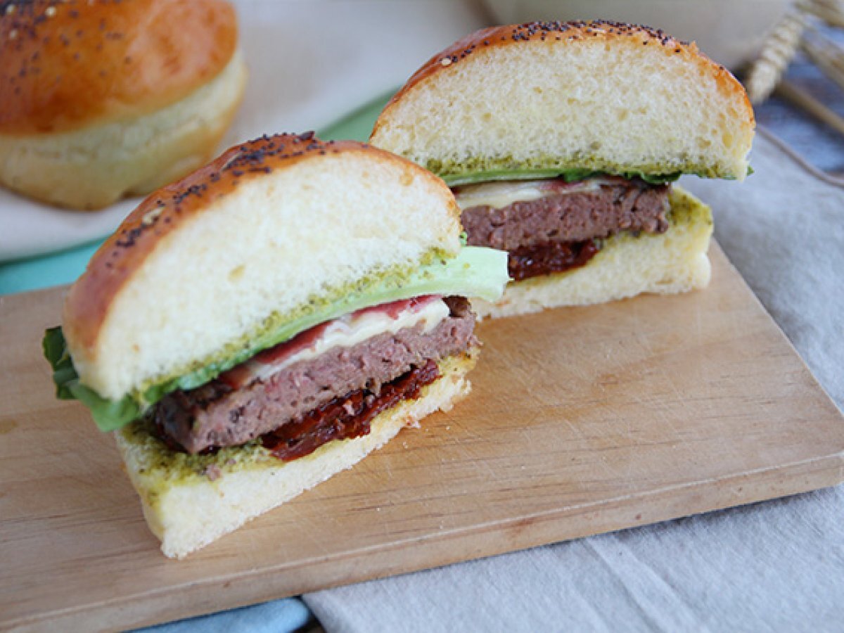 Burger Italian style : pesto, mozzarella and sundried tomatoes - photo 2