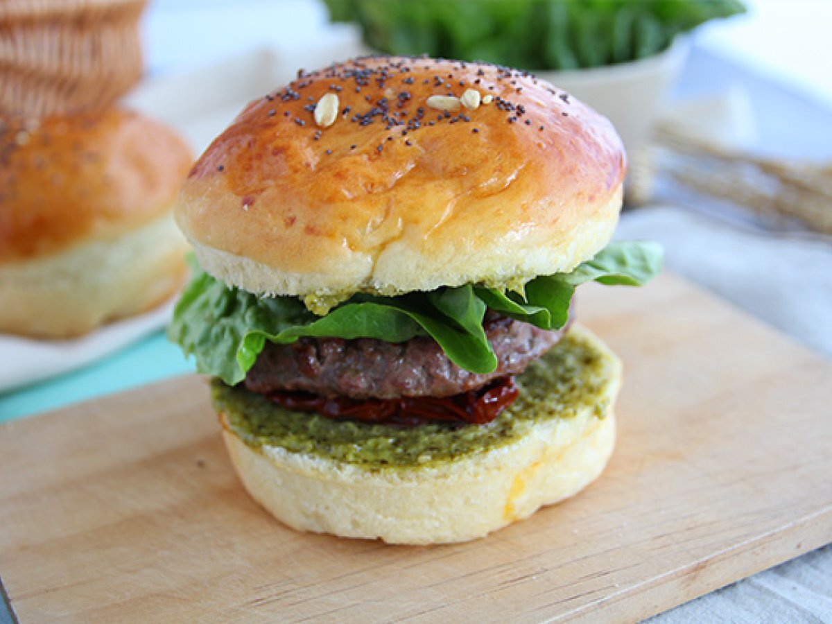 Burger Italian style : pesto, mozzarella and sundried tomatoes - photo 3