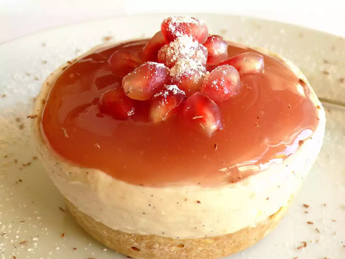 Cacao and ginger mini cheesecakes with pomegranate sauce