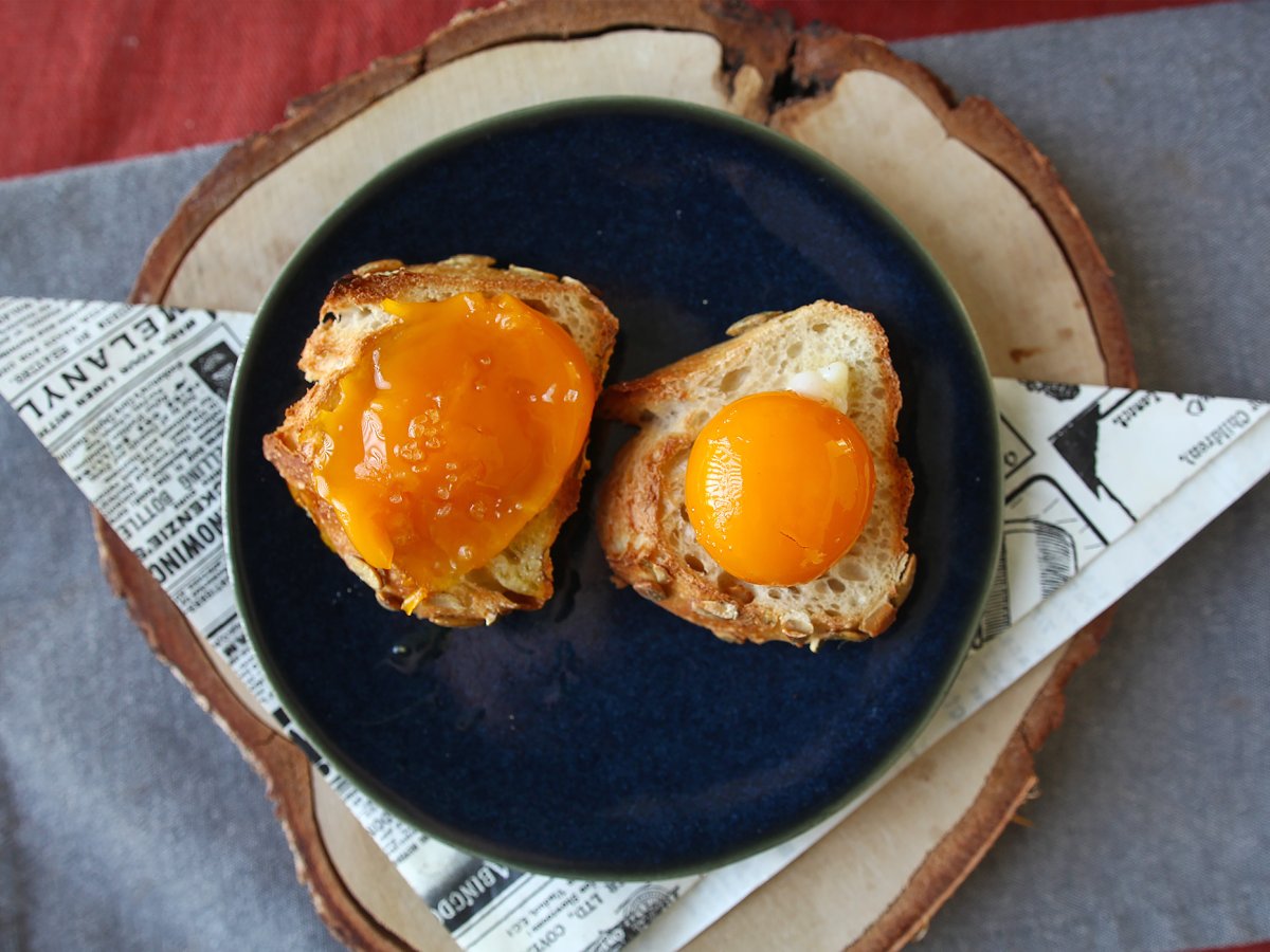 Candied egg yolks with airfryer to spread on a toast!