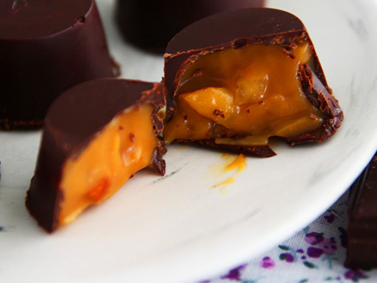 Caramel and almond chocolates - photo 2