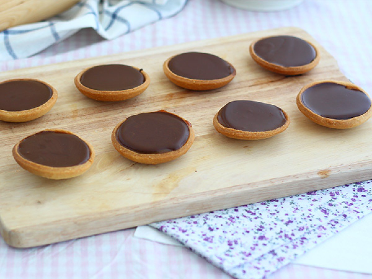 Caramel and chocolate mini tarts