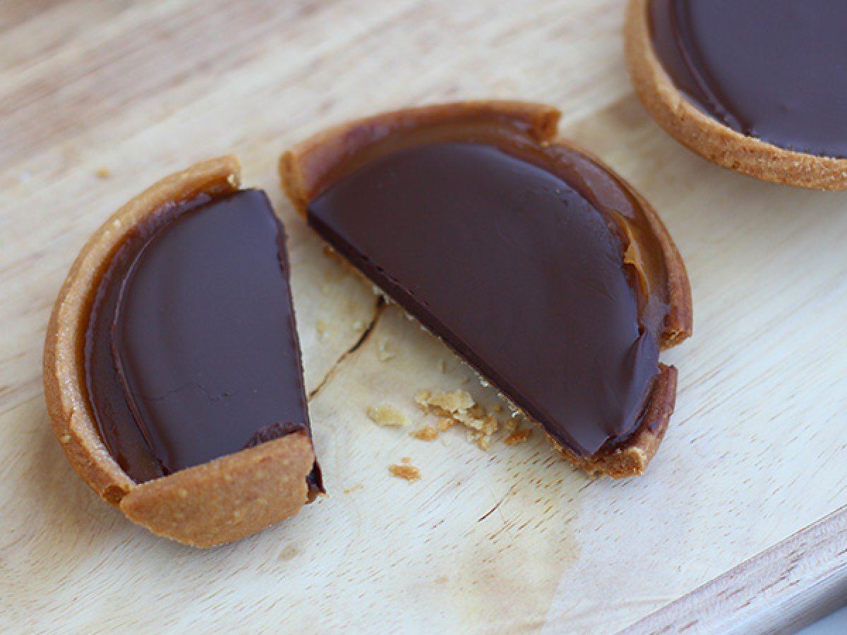 Caramel and chocolate mini tarts - photo 2