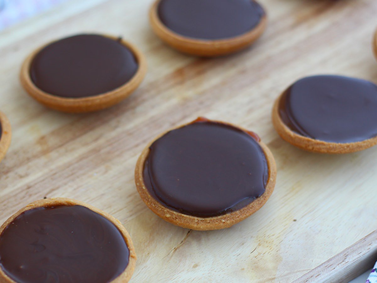 Caramel and chocolate mini tarts - photo 3