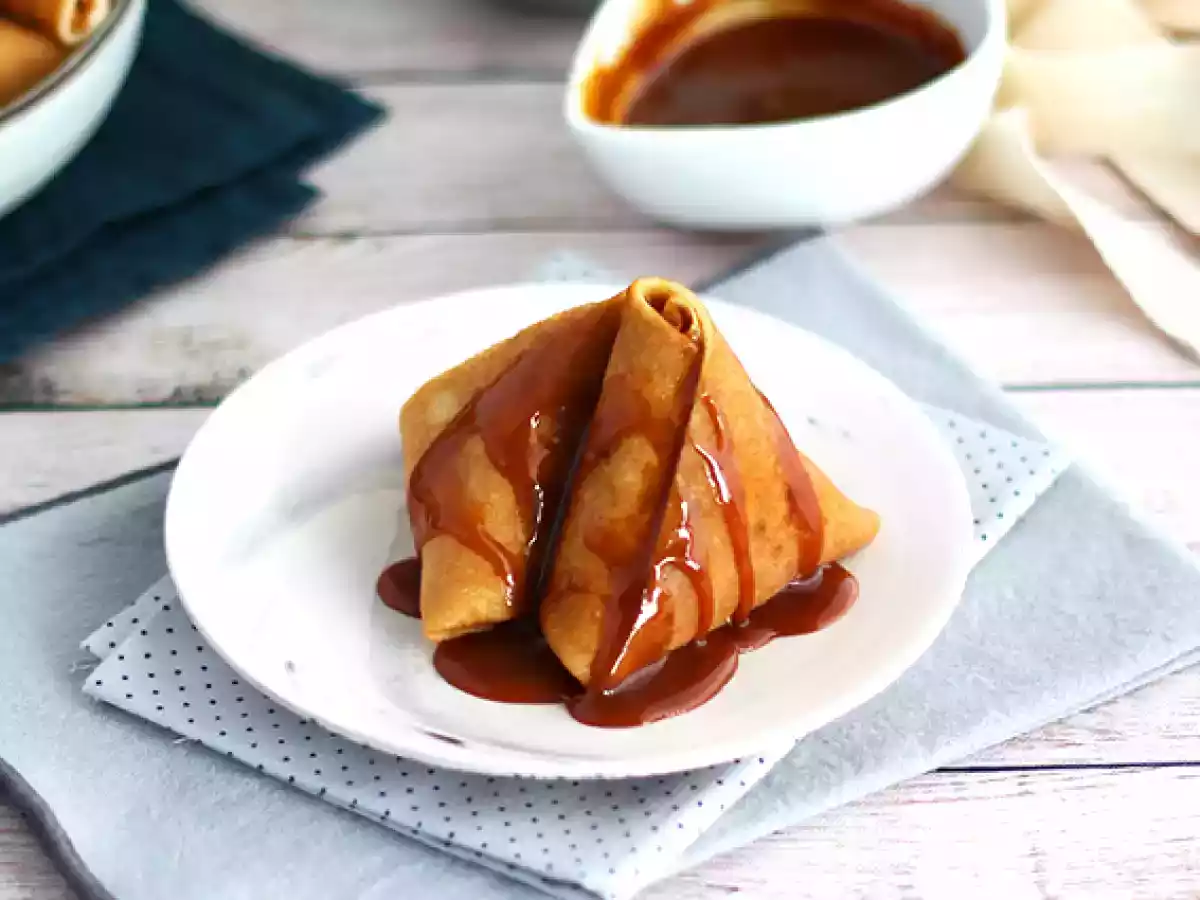 Caramelized apple crepes samosas