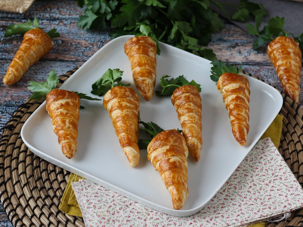 Carrot shaped croissant cones : a cute Easter appetizer with goat cheese and sun-dried tomatoes