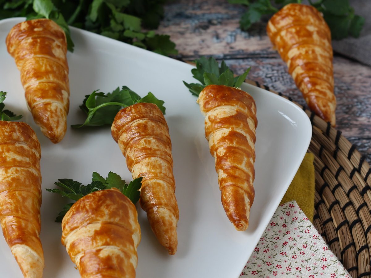 Carrot shaped croissant cones : a cute Easter appetizer with goat cheese and sun-dried tomatoes - photo 2