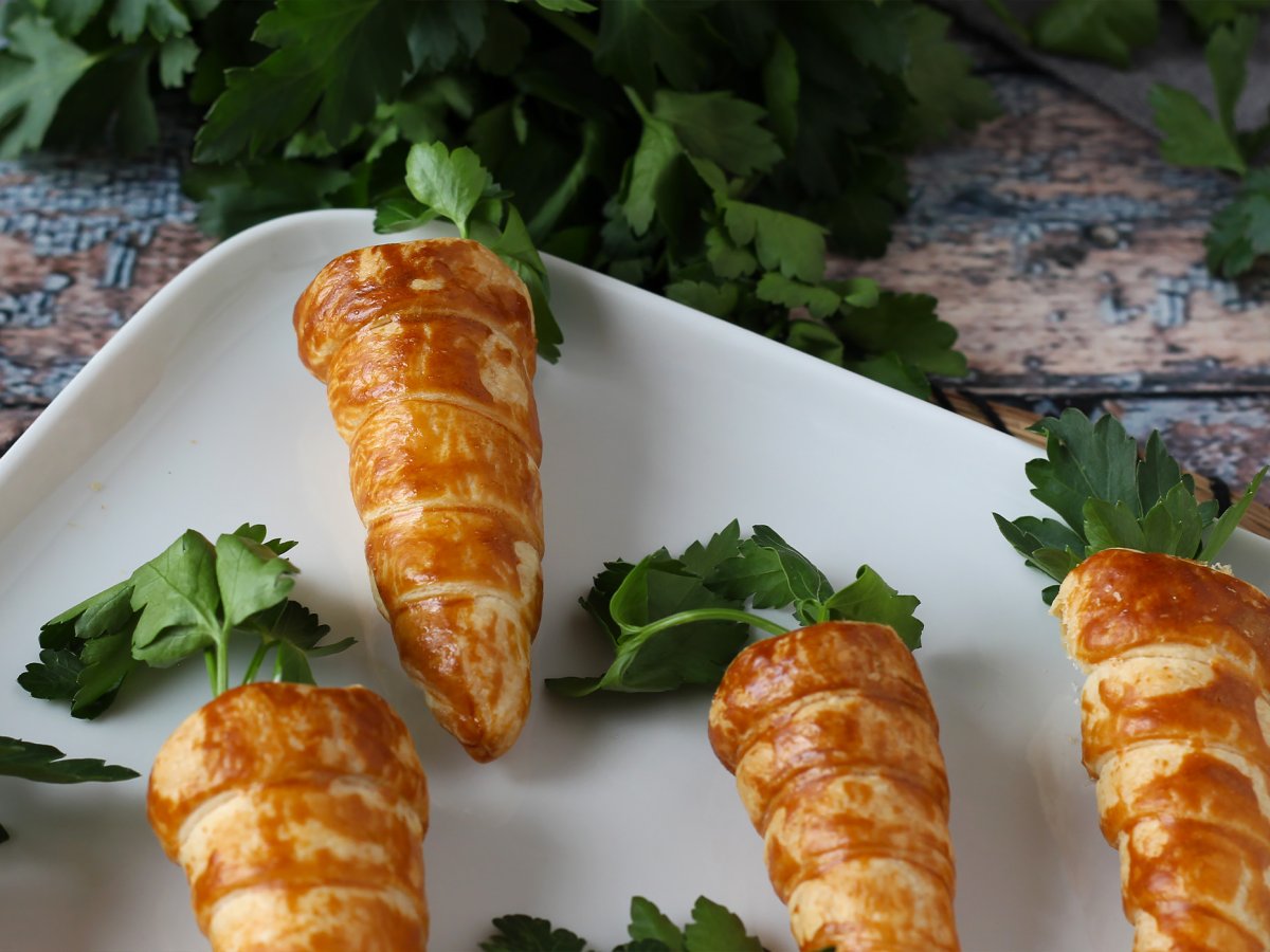 Carrot shaped croissant cones : a cute Easter appetizer with goat cheese and sun-dried tomatoes - photo 3