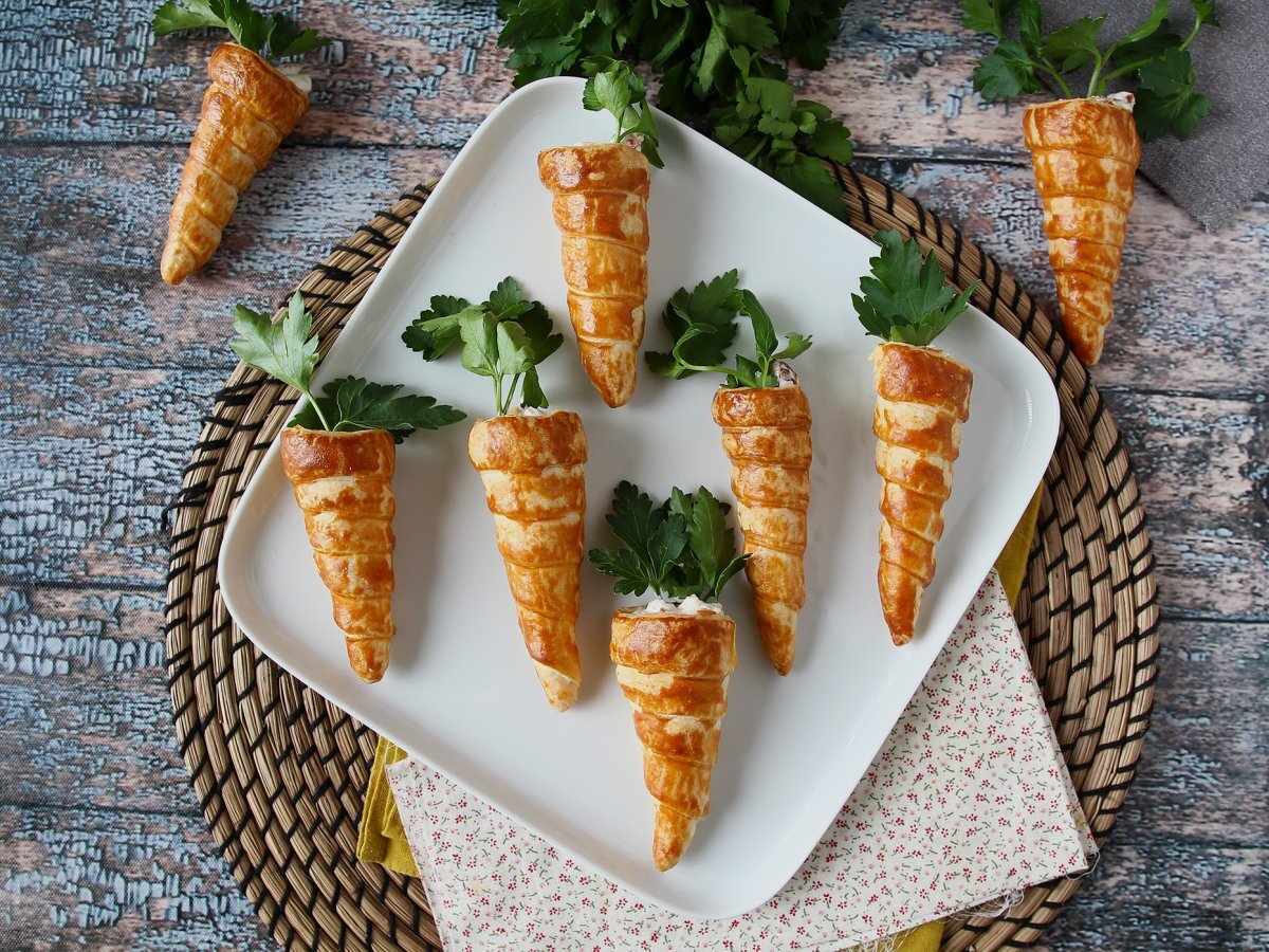 Carrot shaped croissant cones : a cute Easter appetizer with goat cheese and sun-dried tomatoes - photo 4