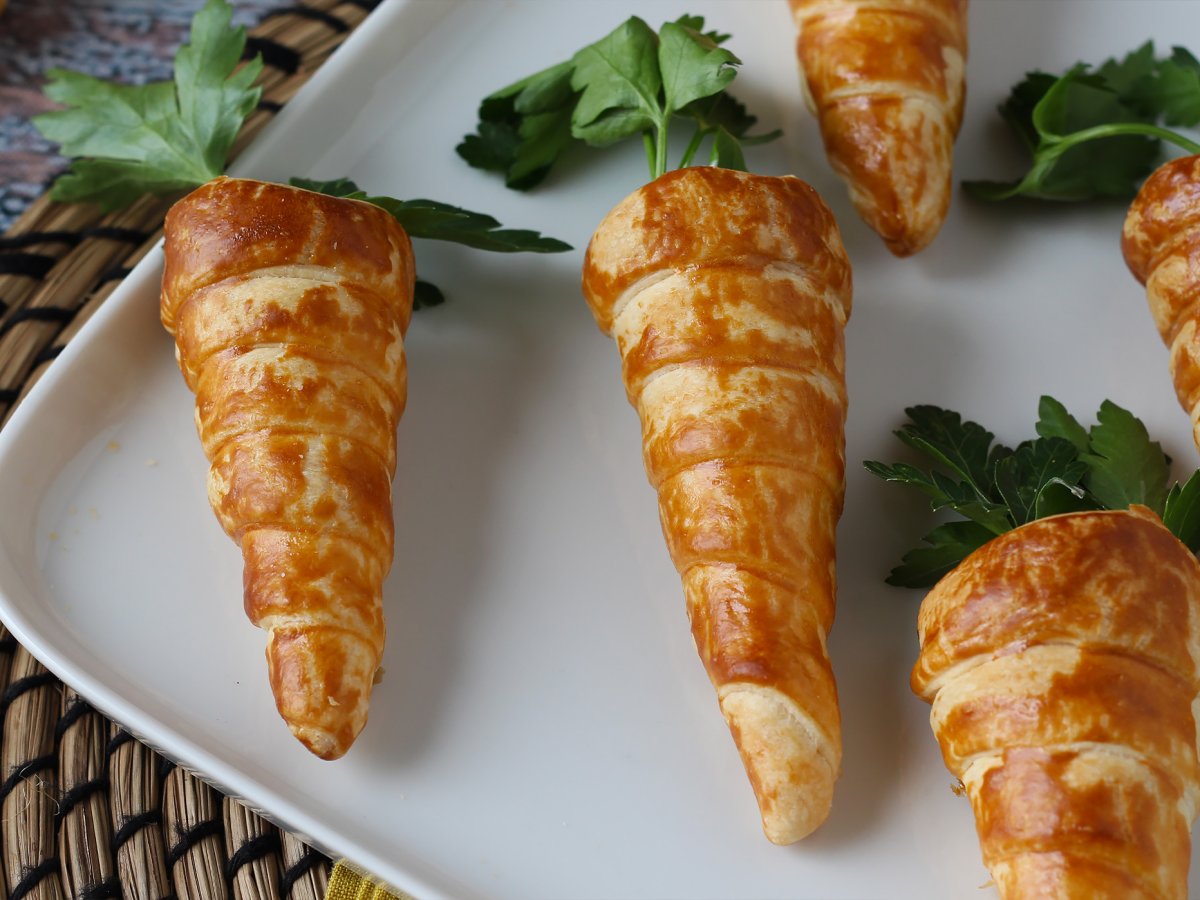 Carrot shaped croissant cones : a cute Easter appetizer with goat cheese and sun-dried tomatoes - photo 5