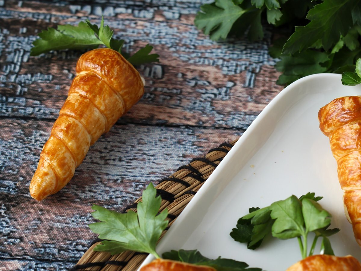 Carrot shaped croissant cones : a cute Easter appetizer with goat cheese and sun-dried tomatoes - photo 6