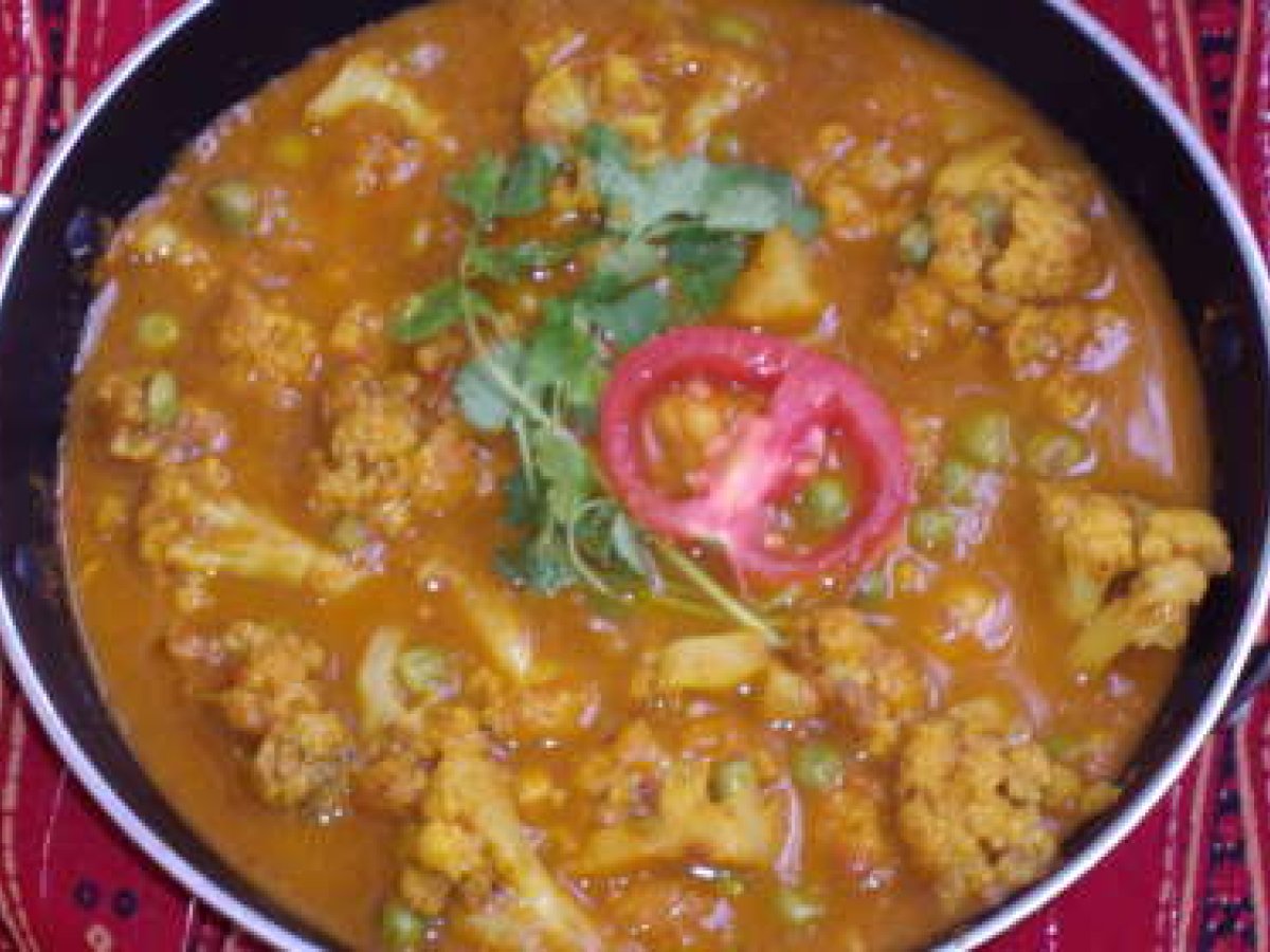 Cauliflower Green Peas curry - photo 3