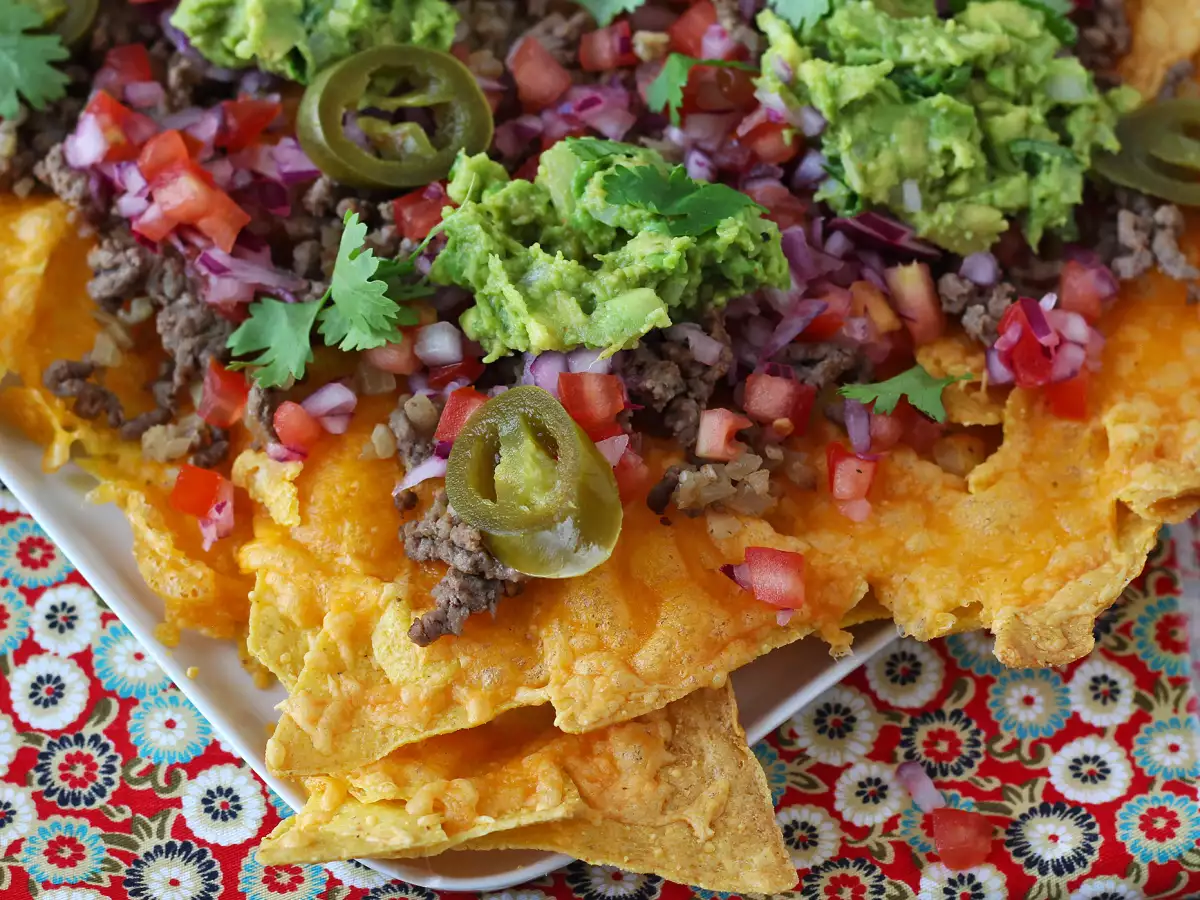 Cheddar, avocado and ground beef nachos, perfect for a party!
