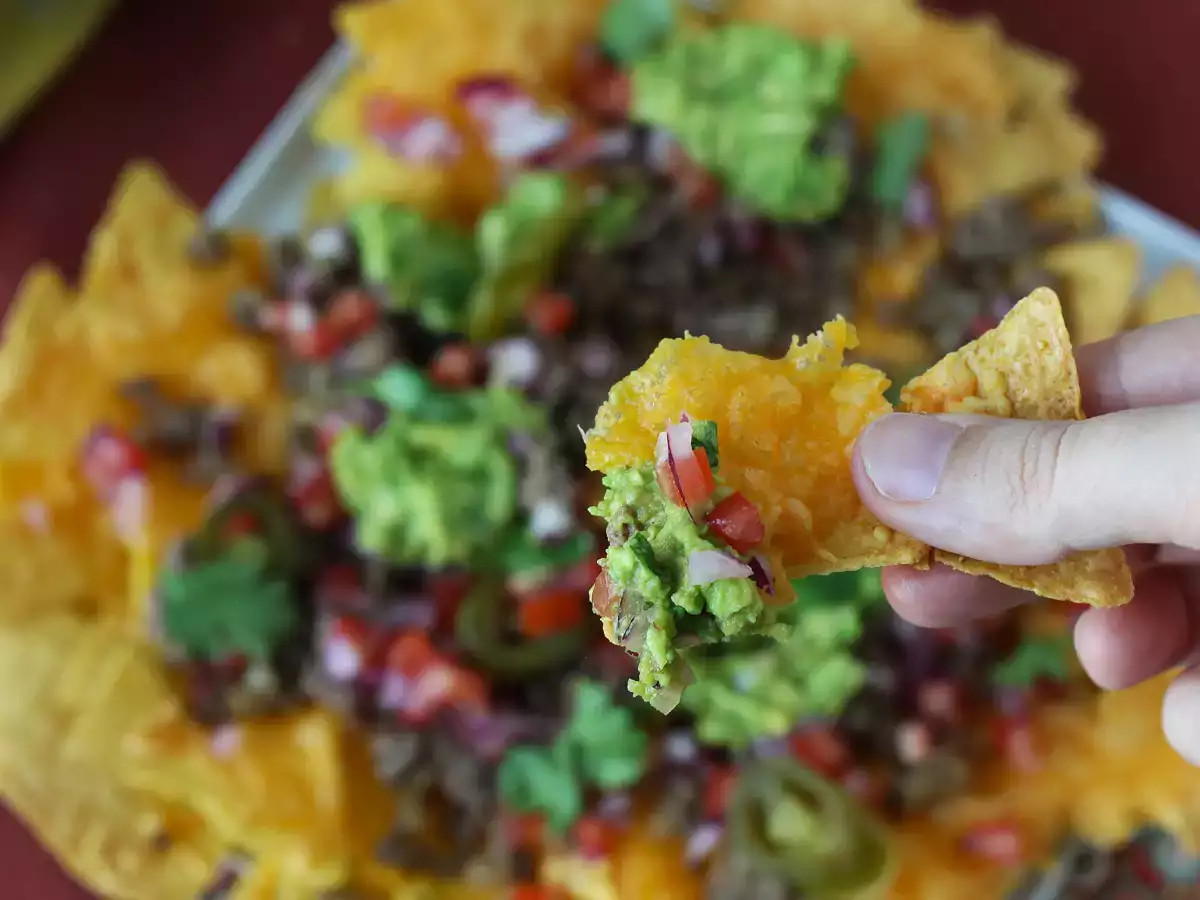 Cheddar, avocado and ground beef nachos, perfect for a party! - photo 4