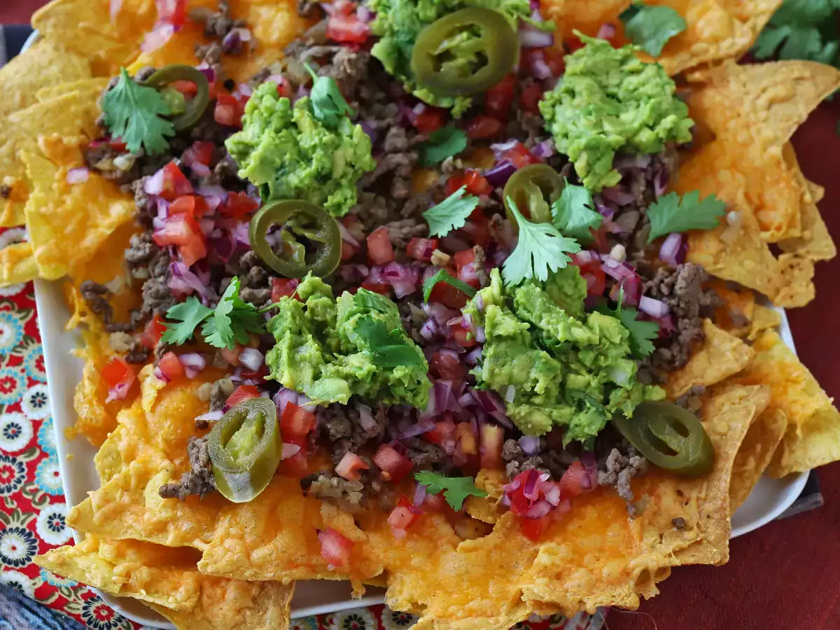 Cheddar, avocado and ground beef nachos, perfect for a party! - photo 5