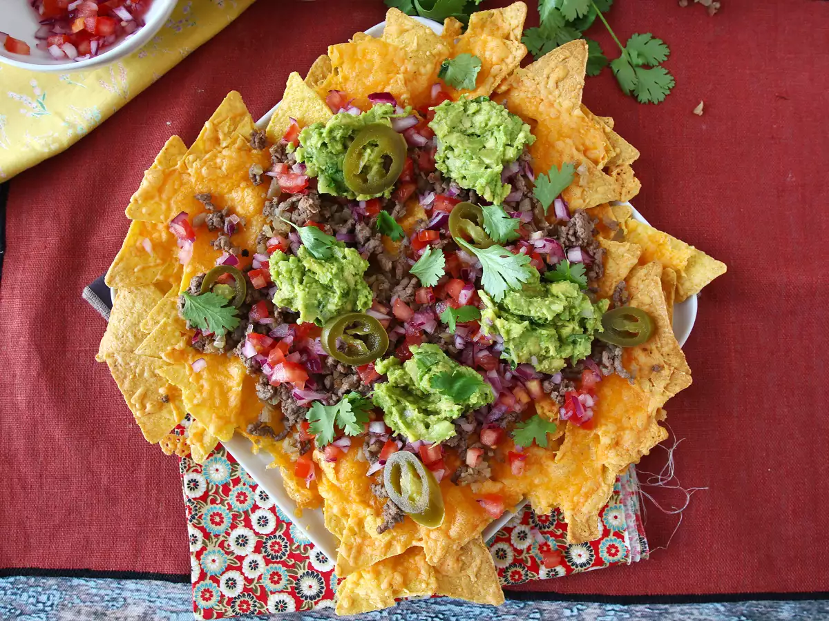 Cheddar, avocado and ground beef nachos, perfect for a party! - photo 7