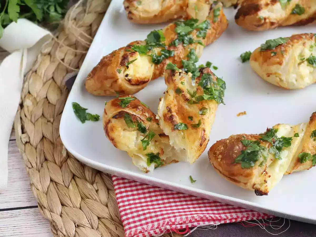Cheese twists with cheese and parsley: the must-have appetizer - photo 2