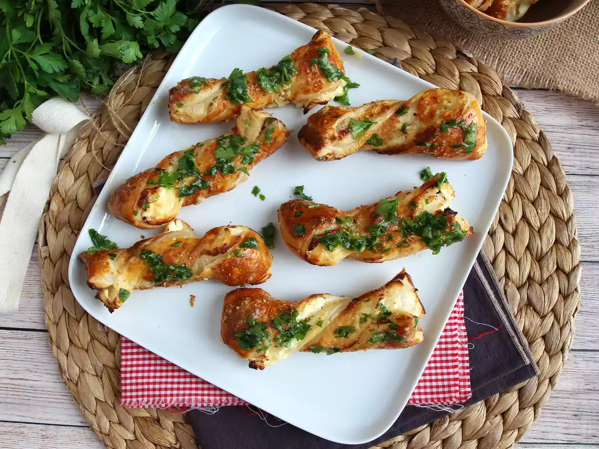 Cheese twists with cheese and parsley: the must-have appetizer - photo 4