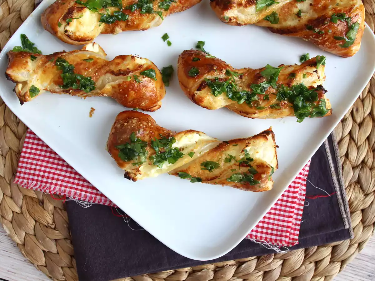 Cheese twists with cheese and parsley: the must-have appetizer - photo 5