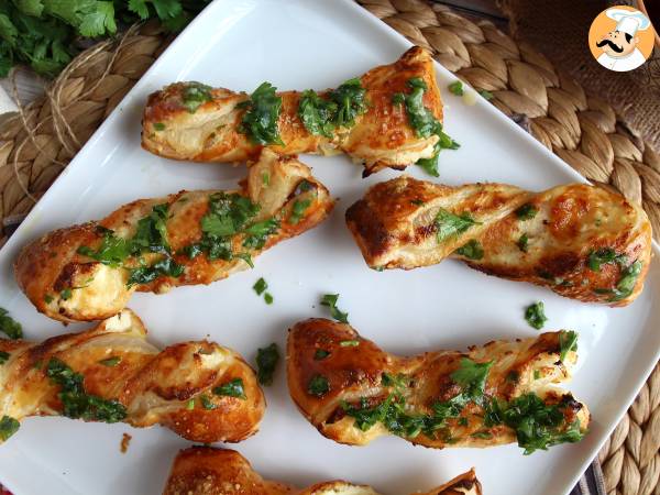 Cheese twists with cheese and parsley: the must-have appetizer