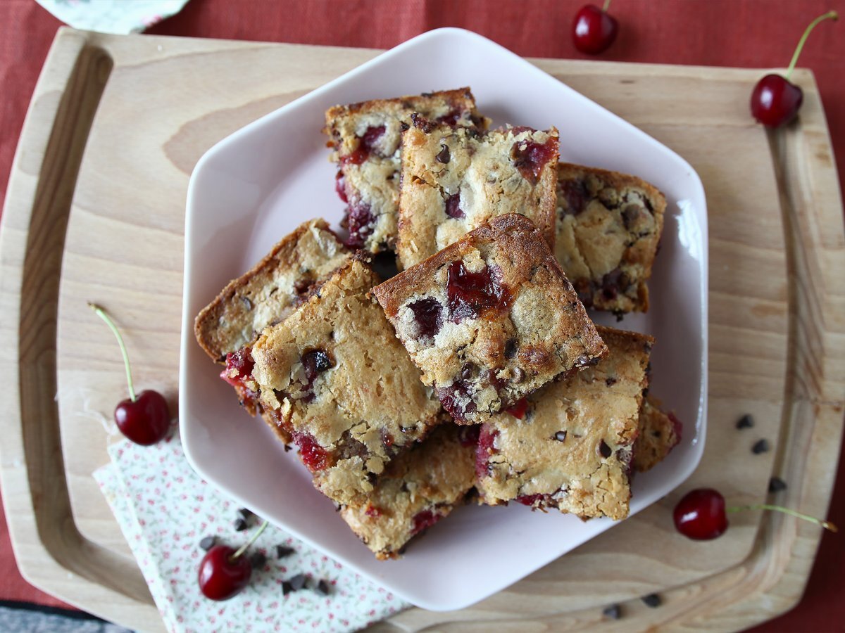 Cherries and chocolate blondie bars, the perfect crunchy and fondant cake - photo 2