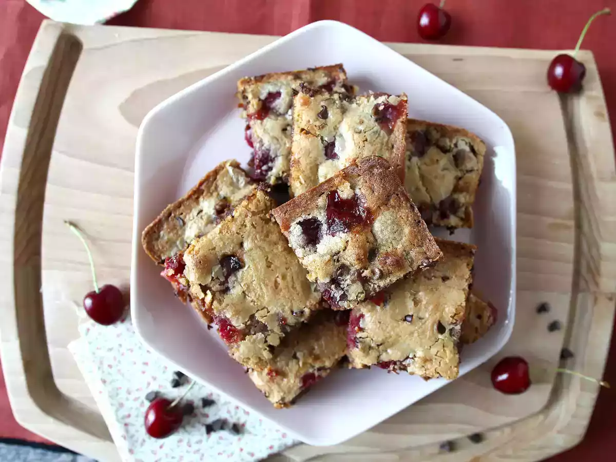 Cherries and chocolate blondie bars, the perfect crunchy and fondant cake - photo 2