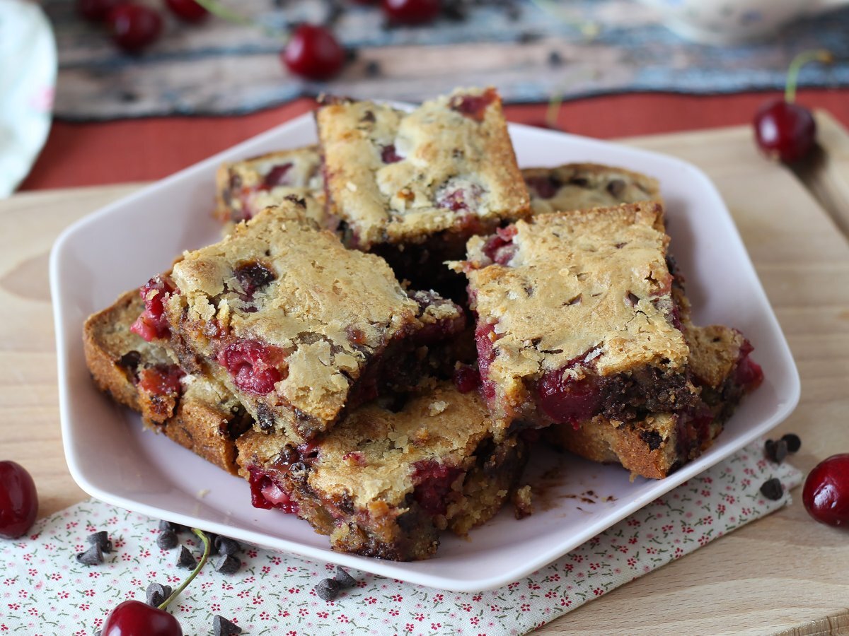 Cherries and chocolate blondie bars, the perfect crunchy and fondant cake - photo 3