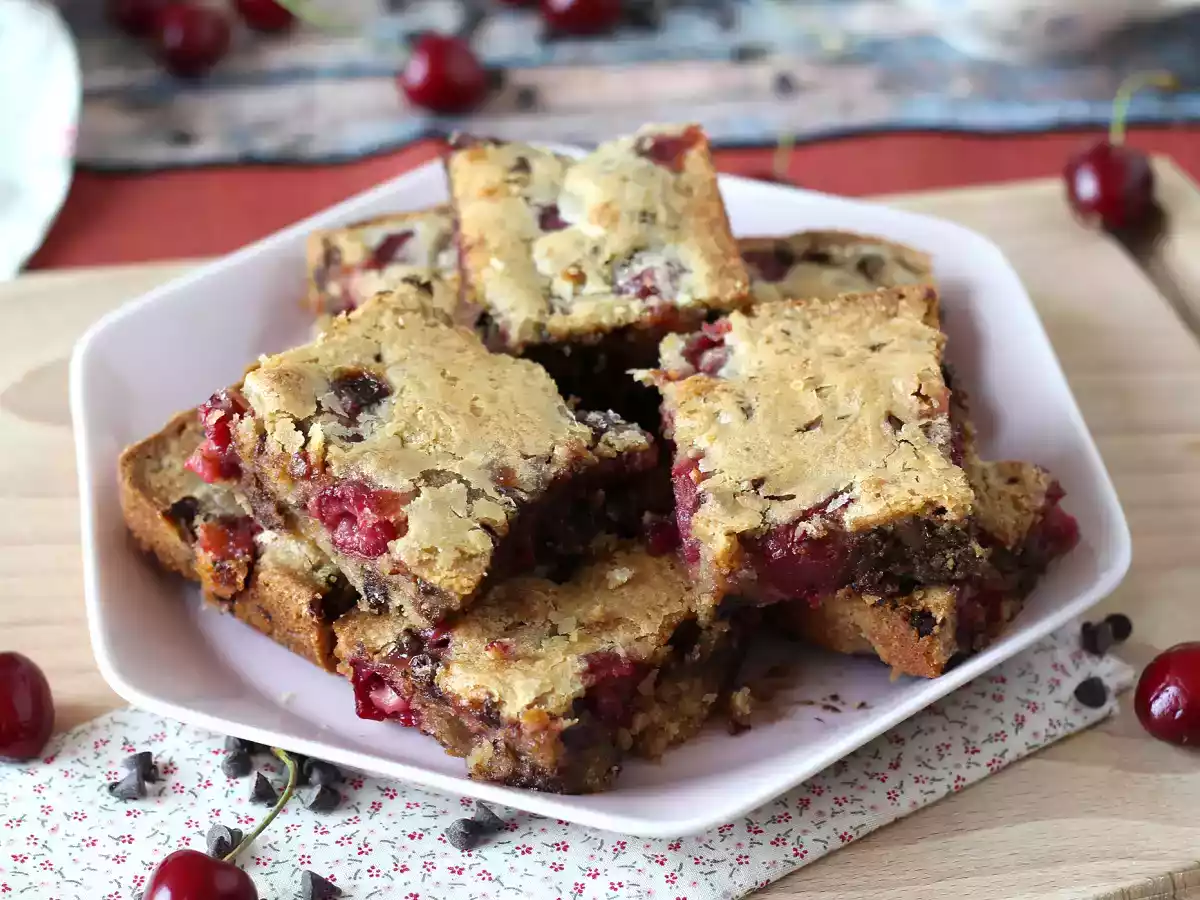 Cherries and chocolate blondie bars, the perfect crunchy and fondant cake - photo 3