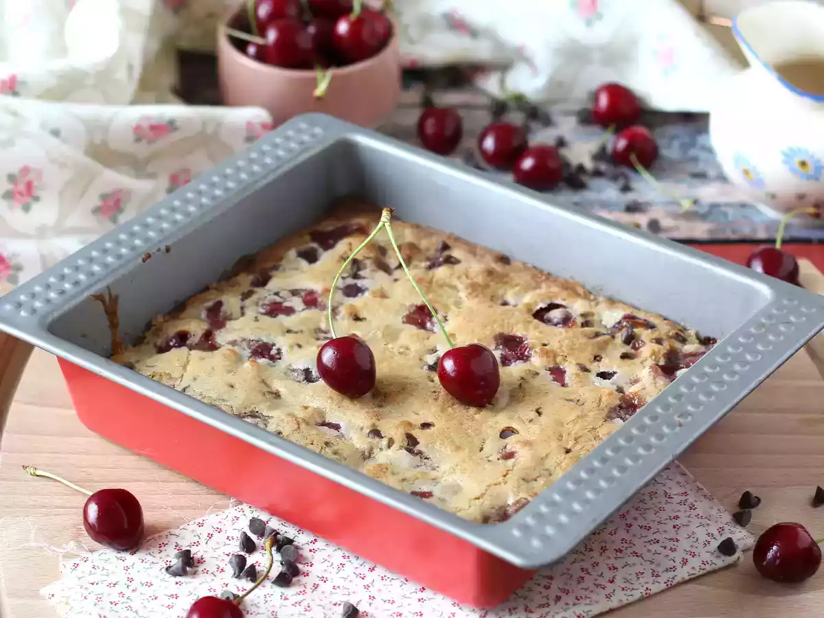 Cherries and chocolate blondie bars, the perfect crunchy and fondant cake - photo 4