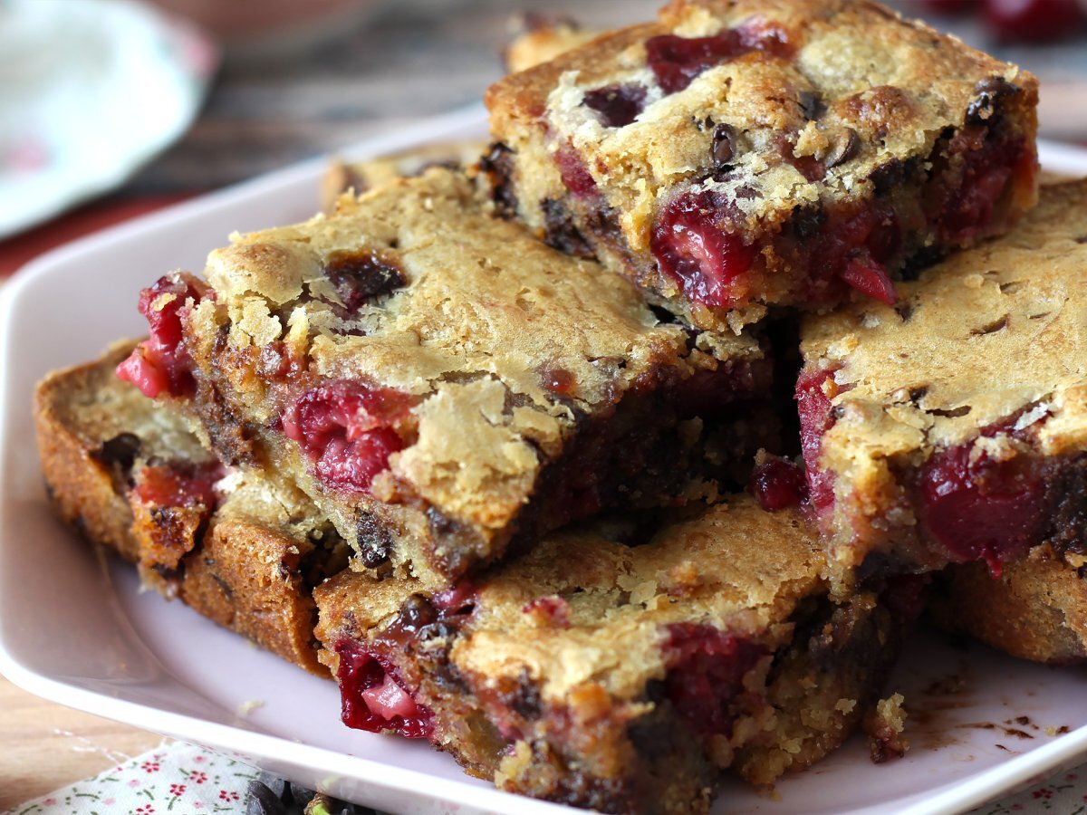 Cherries and chocolate blondie bars, the perfect crunchy and fondant cake - photo 5