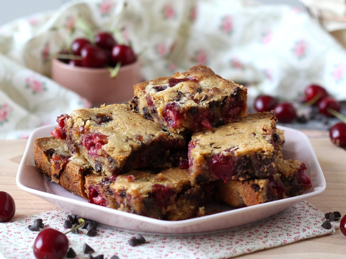 Cherries and chocolate blondie bars, the perfect crunchy and fondant cake - photo 6